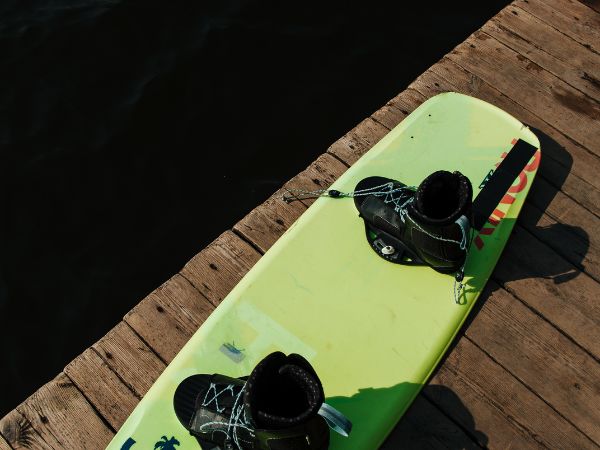 Wiązania wakeboardowe dla profesjonalistów i amatorów