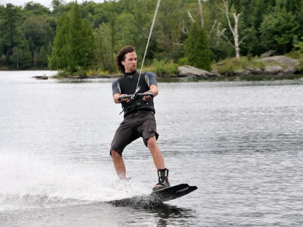 Wakeboarding: Doskonała kombinacja sportu, przygody i niezapomnianych emocji na wodzie